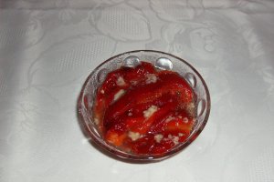 Rulouri de pui cu prune confiate, cartofi aromati si salata de kapia