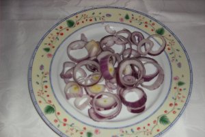Rulouri de pui cu prune confiate, cartofi aromati si salata de kapia