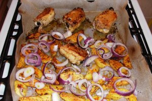 Rulouri de pui cu prune confiate, cartofi aromati si salata de kapia