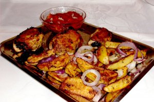 Rulouri de pui cu prune confiate, cartofi aromati si salata de kapia