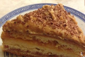 Tort cu dulceata de capsuni, budinca de  vanilie si crema de caramel:)