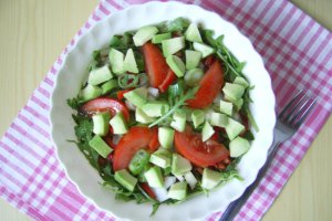 Salata de rucola cu seminte si avocado