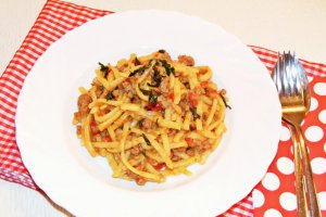 Spatzle cu sos, legume si carne