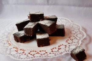 Negresa de post cu rom si coaja de portocala confiata