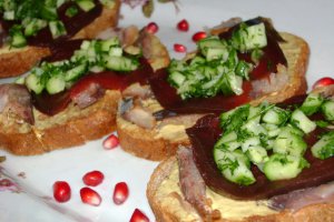 Tartine cu macrou afumat si sfecla