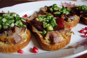 Tartine cu macrou afumat si sfecla