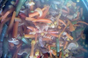 Porc tras in caramel, sos de soia si legume