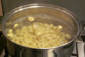 Tortellini cu prosciuto, ciuperci si sos de smantana