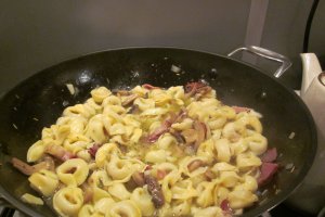 Tortellini cu prosciuto, ciuperci si sos de smantana