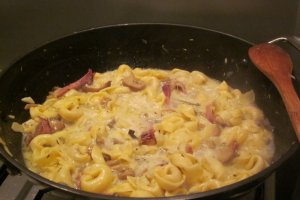 Tortellini cu prosciuto, ciuperci si sos de smantana