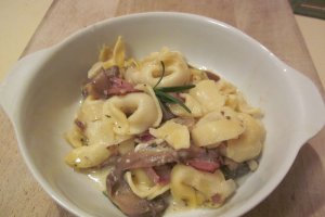 Tortellini cu prosciuto, ciuperci si sos de smantana