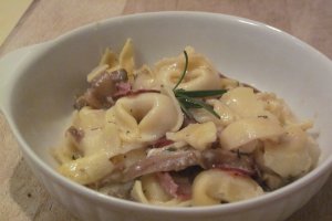 Tortellini cu prosciuto, ciuperci si sos de smantana