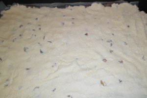 Prajitura cu foi, branza dulce si stafide