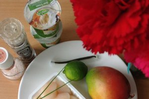Scoici Saint-Jacques pe pat de mango cu spumă de vanilie şi lime
