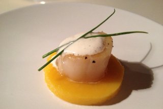 Scoici Saint-Jacques pe pat de mango cu spumă de vanilie şi lime