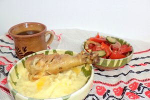 Piureu de cartofi copti cu friptura de pui
