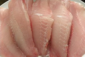 Tilapia pane cu garnitura de brocolli si chipsuri...