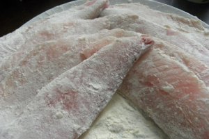 Tilapia pane cu garnitura de brocolli si chipsuri...