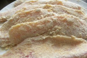 Tilapia pane cu garnitura de brocolli si chipsuri...