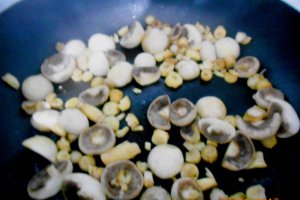 Champignon cu smantana, rosii si usturoi