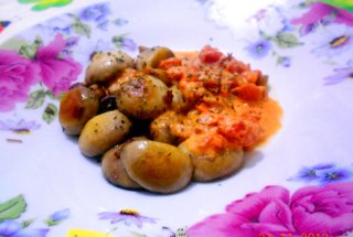 Champignon cu smantana, rosii si usturoi