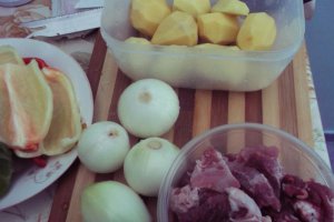 Gulas de cartofi cu carne de porc