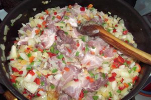 Gulas de cartofi cu carne de porc