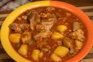 Gulas de cartofi cu carne de porc