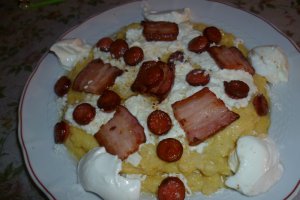 Mamaliguta in straturi cu bacon si cabanos