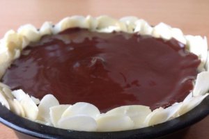 Tartă cu ciocolată, cocos şi migdale