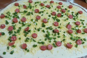 Chifle cu branza cheddar si carnaciori