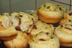 Chifle cu branza cheddar si carnaciori