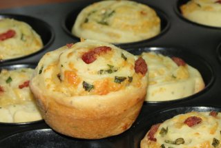 Chifle cu branza cheddar si carnaciori