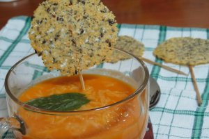 Supa crema de rosii cu lolipops de parmesan