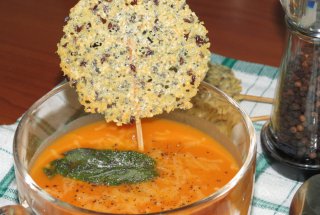 Supa crema de rosii cu lolipops de parmesan