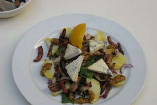 Salata calda de cartofi noi cu sunca si branza maturata