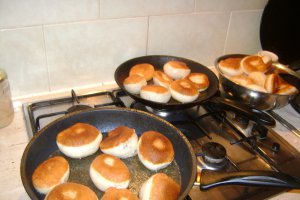 Gogosele cu mere caramelizate