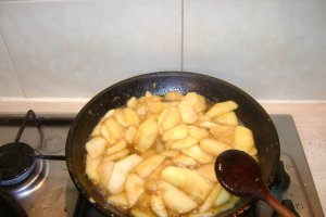 Gogosele cu mere caramelizate