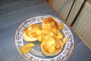 Gogosele cu mere caramelizate