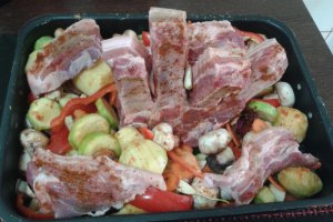 Piept de porc pe pat de legume la cuptor