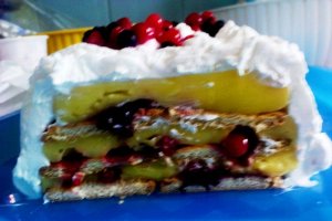 Tort cu fructe de padure