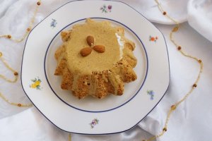 Prajitura cu fulgi de cocos si glazura de cappuccino