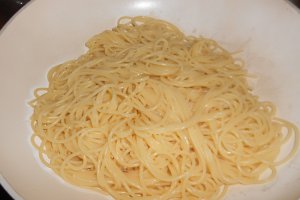 Spaghete cu ton si usturoi