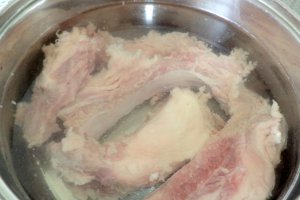 Coaste de porc la cuptor in sos de vin, ceapa si usturoi