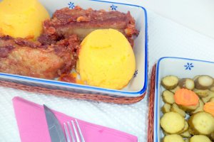 Coaste de porc la cuptor in sos de vin, ceapa si usturoi
