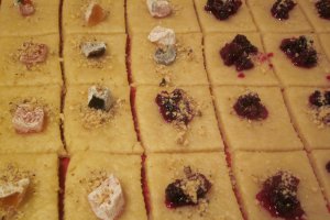 Cornulete cu bors si dulceata de sfecla rosie