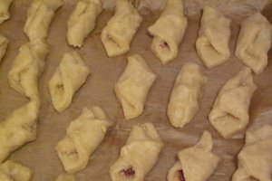 Cornulete cu bors si dulceata de sfecla rosie