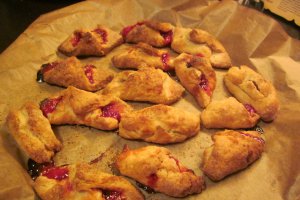 Cornulete cu bors si dulceata de sfecla rosie
