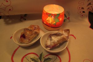 Cornulete cu bors si dulceata de sfecla rosie