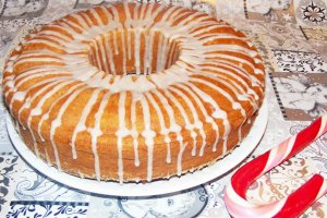 Guguluf cu fructe si glazura de portocala